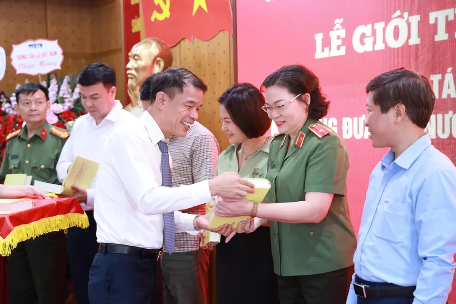 Ra mắt sách của Đại tướng Nguyễn Trọng Nghĩa về công tác tư tưởng của Đảng Ra mắt sách của Đại tướng Nguyễn Trọng Nghĩa về công tác tư tưởng của Đảng