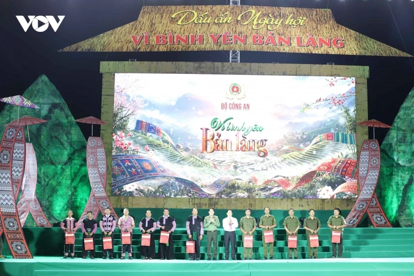 Rực rỡ chương trình nghệ thuật “Vì bình yên bản làng” tại Sơn La Rực rỡ chương trình nghệ thuật “Vì bình yên bản làng” tại Sơn La