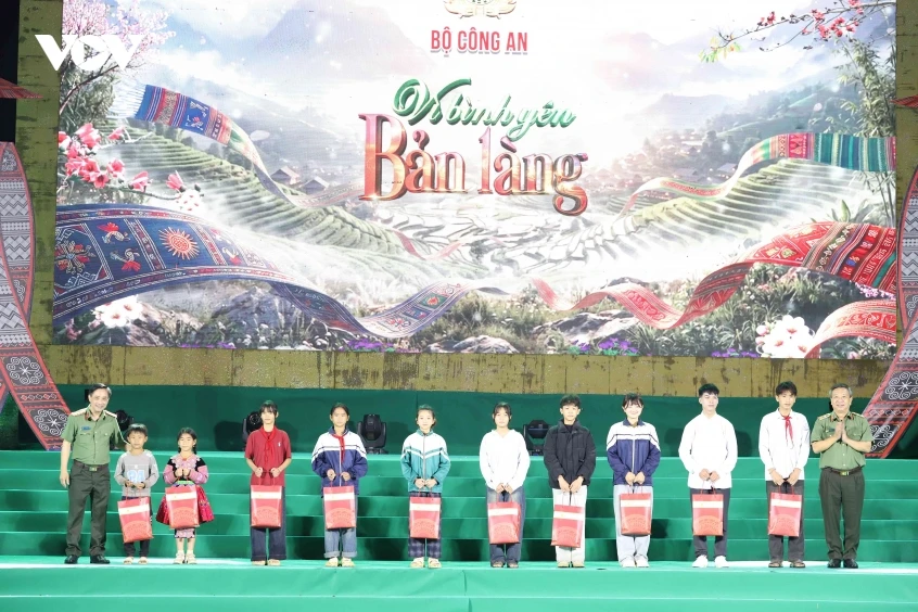 Rực rỡ chương trình nghệ thuật “Vì bình yên bản làng” tại Sơn La Rực rỡ chương trình nghệ thuật “Vì bình yên bản làng” tại Sơn La
