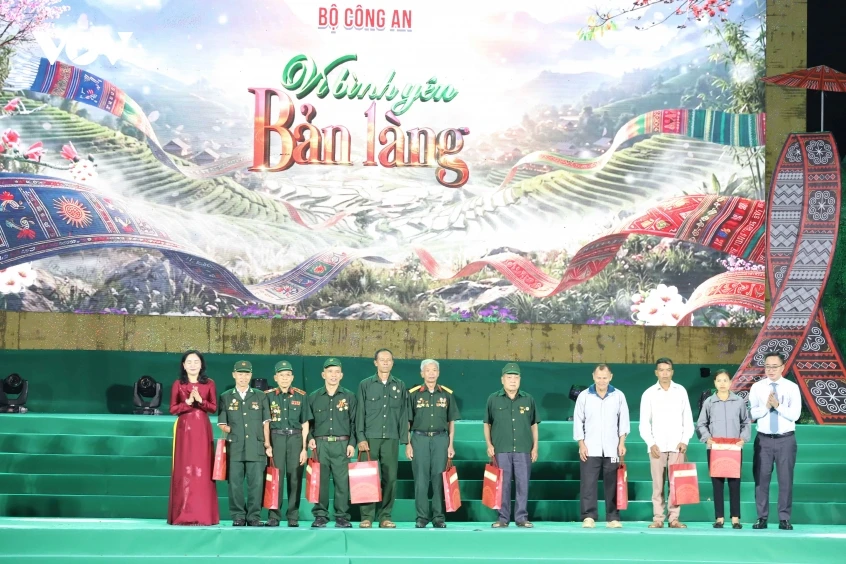Rực rỡ chương trình nghệ thuật “Vì bình yên bản làng” tại Sơn La Rực rỡ chương trình nghệ thuật “Vì bình yên bản làng” tại Sơn La