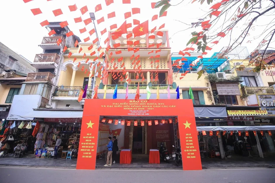 Rực rỡ cờ hoa tại những điểm bầu cử đặc biệt ở Hà Nội Rực rỡ cờ hoa tại những điểm bầu cử đặc biệt ở Hà Nội