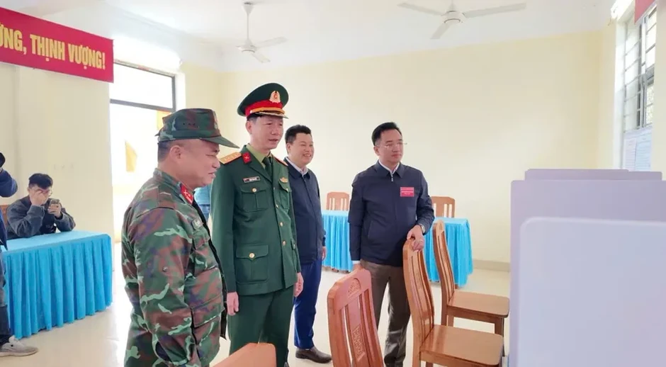Rực rỡ cờ hoa tại những điểm bầu cử đặc biệt ở Hà Nội Rực rỡ cờ hoa tại những điểm bầu cử đặc biệt ở Hà Nội