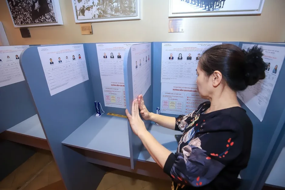 Rực rỡ cờ hoa tại những điểm bầu cử đặc biệt ở Hà Nội Rực rỡ cờ hoa tại những điểm bầu cử đặc biệt ở Hà Nội