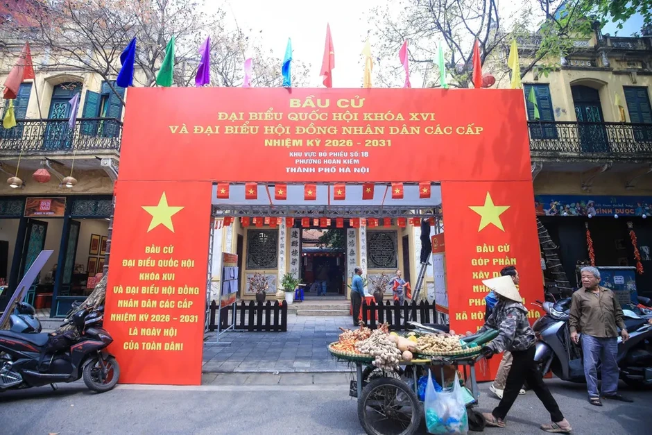 Rực rỡ cờ hoa tại những điểm bầu cử đặc biệt ở Hà Nội Rực rỡ cờ hoa tại những điểm bầu cử đặc biệt ở Hà Nội