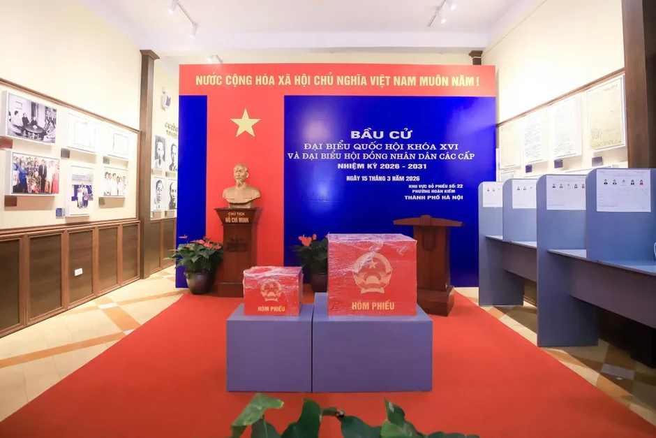 Rực rỡ cờ hoa tại những điểm bầu cử đặc biệt ở Hà Nội Rực rỡ cờ hoa tại những điểm bầu cử đặc biệt ở Hà Nội