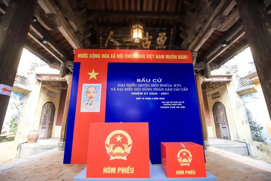 Rực rỡ cờ hoa tại những điểm bầu cử đặc biệt ở Hà Nội Rực rỡ cờ hoa tại những điểm bầu cử đặc biệt ở Hà Nội