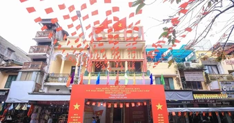 Rực rỡ cờ hoa tại những điểm bầu cử đặc biệt ở Hà Nội