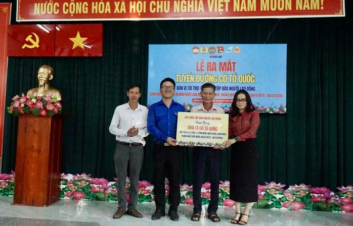 Rực rỡ “Đường cờ Tổ quốc” dẫn vào Khu Di tích Lịch sử Rạch Già Rực rỡ “Đường cờ Tổ quốc” dẫn vào Khu Di tích Lịch sử Rạch Già