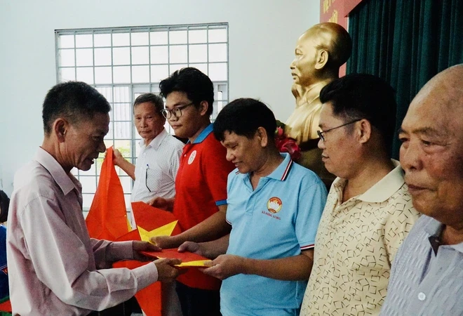 Rực rỡ “Đường cờ Tổ quốc” dẫn vào Khu Di tích Lịch sử Rạch Già Rực rỡ “Đường cờ Tổ quốc” dẫn vào Khu Di tích Lịch sử Rạch Già