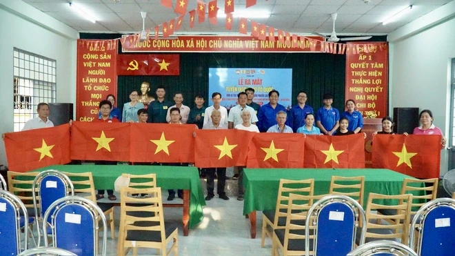 Rực rỡ “Đường cờ Tổ quốc” dẫn vào Khu Di tích Lịch sử Rạch Già Rực rỡ “Đường cờ Tổ quốc” dẫn vào Khu Di tích Lịch sử Rạch Già