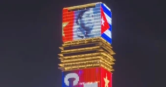 Rực rỡ hình ảnh lãnh tụ Fidel Castro trên tòa nhà trung tâm TPHCM