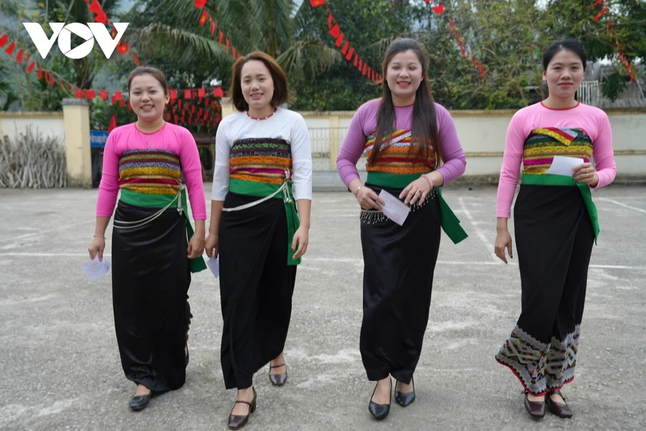 Rực rỡ sắc màu bầu cử vùng biên Thanh Hóa: Cử tri gửi trọn niềm tin vào lá phiếu Rực rỡ sắc màu bầu cử vùng biên Thanh Hóa: Cử tri gửi trọn niềm tin vào lá phiếu