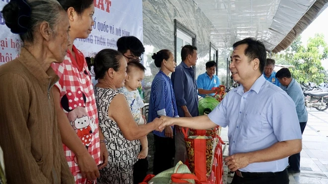 Rực sắc cờ đỏ trên tuyến đường nông thôn xã Bình Hưng Rực sắc cờ đỏ trên tuyến đường nông thôn xã Bình Hưng
