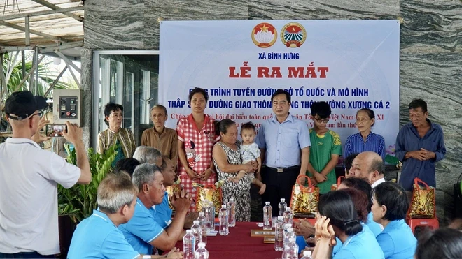 Rực sắc cờ đỏ trên tuyến đường nông thôn xã Bình Hưng Rực sắc cờ đỏ trên tuyến đường nông thôn xã Bình Hưng