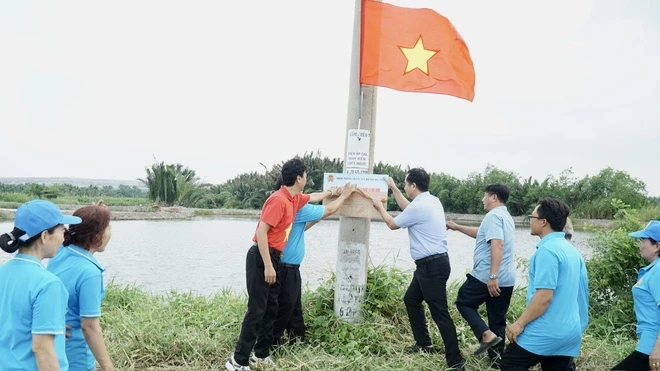 Rực sắc cờ đỏ trên tuyến đường nông thôn xã Bình Hưng Rực sắc cờ đỏ trên tuyến đường nông thôn xã Bình Hưng