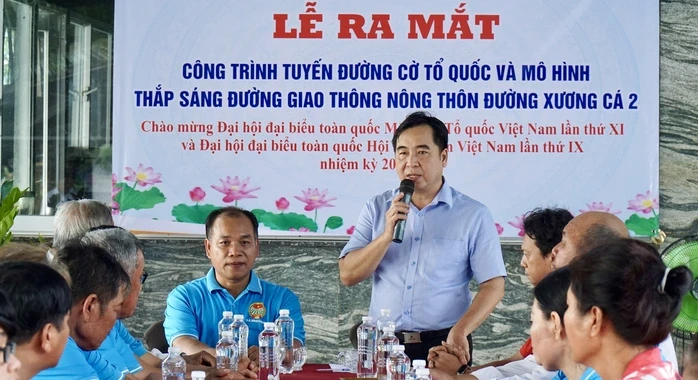 Rực sắc cờ đỏ trên tuyến đường nông thôn xã Bình Hưng Rực sắc cờ đỏ trên tuyến đường nông thôn xã Bình Hưng