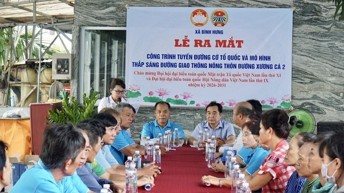 Rực sắc cờ đỏ trên tuyến đường nông thôn xã Bình Hưng Rực sắc cờ đỏ trên tuyến đường nông thôn xã Bình Hưng