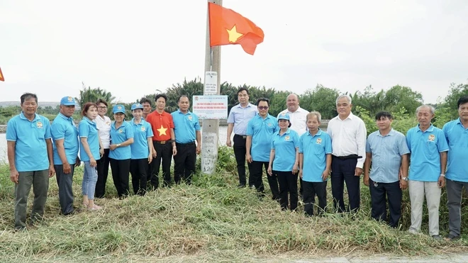 Rực sắc cờ đỏ trên tuyến đường nông thôn xã Bình Hưng Rực sắc cờ đỏ trên tuyến đường nông thôn xã Bình Hưng