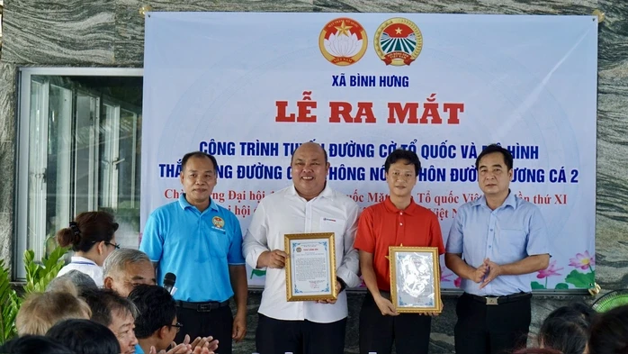 Rực sắc cờ đỏ trên tuyến đường nông thôn xã Bình Hưng Rực sắc cờ đỏ trên tuyến đường nông thôn xã Bình Hưng