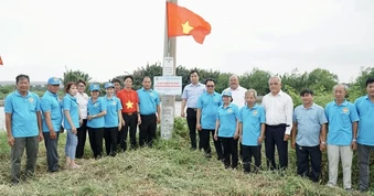 Rực sắc cờ đỏ trên tuyến đường nông thôn xã Bình Hưng