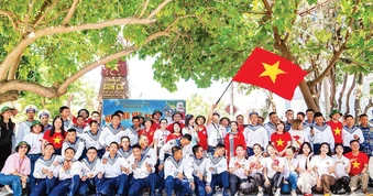 Sắc xanh giữa muôn trùng sóng gió