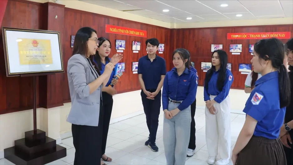 Sát thực tiễn và làm chủ không gian mạng