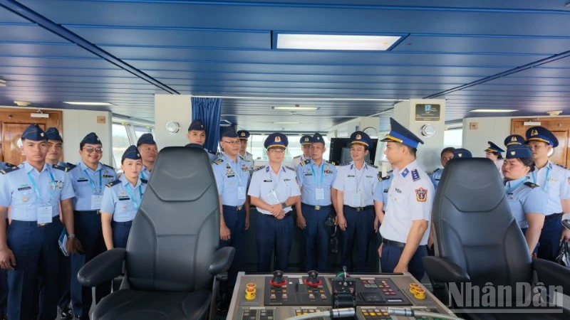 Sĩ quan trẻ Lực lượng Bảo vệ bờ biển Philippines thăm, giao lưu tại Vùng Cảnh sát biển 2 Sĩ quan trẻ Lực lượng Bảo vệ bờ biển Philippines thăm, giao lưu tại Vùng Cảnh sát biển 2