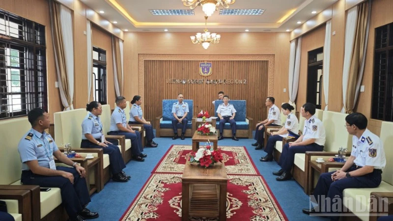 Sĩ quan trẻ Lực lượng Bảo vệ bờ biển Philippines thăm, giao lưu tại Vùng Cảnh sát biển 2 Sĩ quan trẻ Lực lượng Bảo vệ bờ biển Philippines thăm, giao lưu tại Vùng Cảnh sát biển 2
