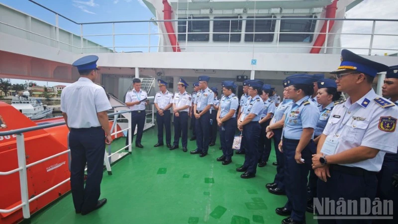 Sĩ quan trẻ Lực lượng Bảo vệ bờ biển Philippines thăm, giao lưu tại Vùng Cảnh sát biển 2 Sĩ quan trẻ Lực lượng Bảo vệ bờ biển Philippines thăm, giao lưu tại Vùng Cảnh sát biển 2
