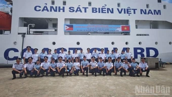 Sĩ quan trẻ Lực lượng Bảo vệ bờ biển Philippines thăm, giao lưu tại Vùng Cảnh sát biển 2