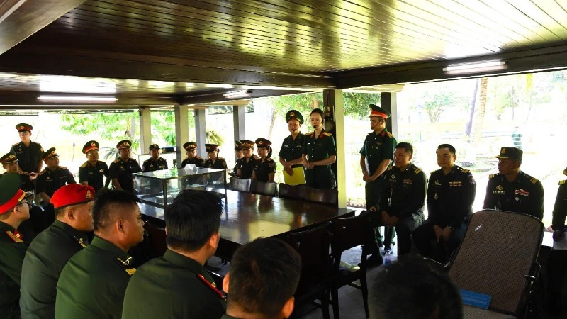 Sĩ quan trẻ Quân đội ba nước Việt Nam-Lào-Campuchia dâng hương tưởng niệm Chủ tịch Hồ Chí Minh Sĩ quan trẻ Quân đội ba nước Việt Nam-Lào-Campuchia dâng hương tưởng niệm Chủ tịch Hồ Chí Minh