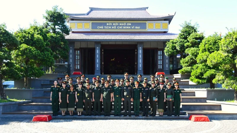 Sĩ quan trẻ Quân đội ba nước Việt Nam-Lào-Campuchia dâng hương tưởng niệm Chủ tịch Hồ Chí Minh Sĩ quan trẻ Quân đội ba nước Việt Nam-Lào-Campuchia dâng hương tưởng niệm Chủ tịch Hồ Chí Minh