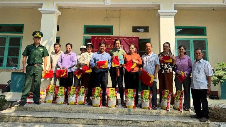 Sôi nổi hội nghị sinh hoạt phong trào toàn dân tham gia bảo vệ chủ quyền an ninh biên giới biển Sôi nổi hội nghị sinh hoạt phong trào toàn dân tham gia bảo vệ chủ quyền an ninh biên giới biển