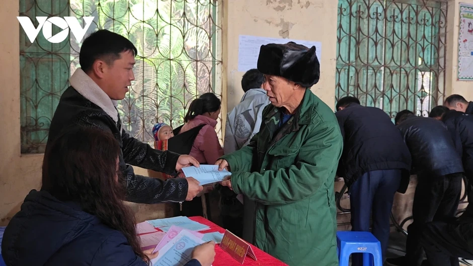 Sơn La: Trời rét kèm sương mù, cử tri Co Mạ nô nức đi bầu cử từ sớm Sơn La: Trời rét kèm sương mù, cử tri Co Mạ nô nức đi bầu cử từ sớm