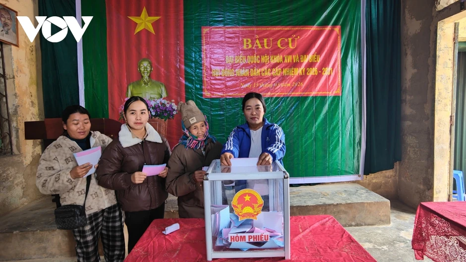 Sơn La: Trời rét kèm sương mù, cử tri Co Mạ nô nức đi bầu cử từ sớm Sơn La: Trời rét kèm sương mù, cử tri Co Mạ nô nức đi bầu cử từ sớm