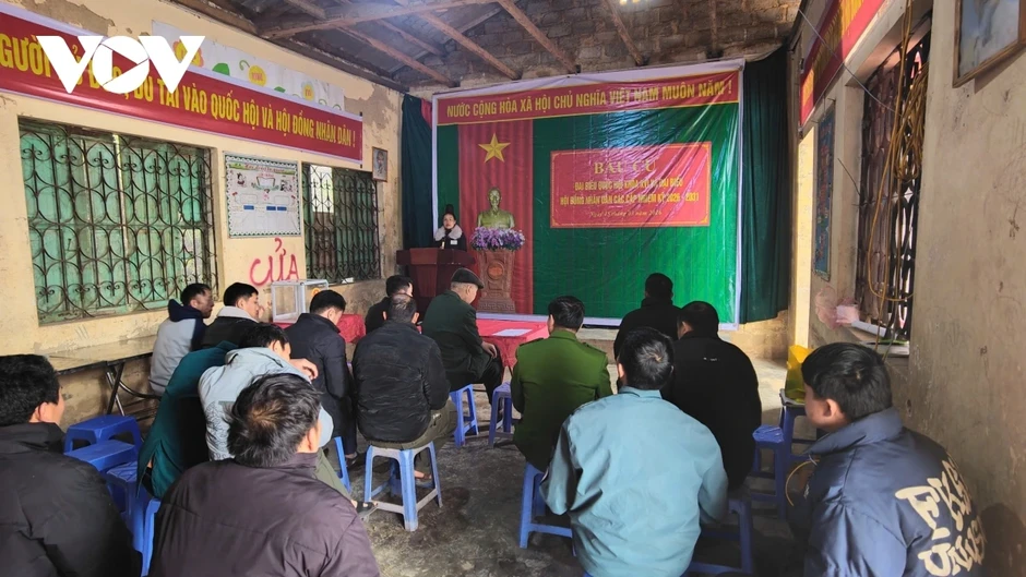 Sơn La: Trời rét kèm sương mù, cử tri Co Mạ nô nức đi bầu cử từ sớm Sơn La: Trời rét kèm sương mù, cử tri Co Mạ nô nức đi bầu cử từ sớm