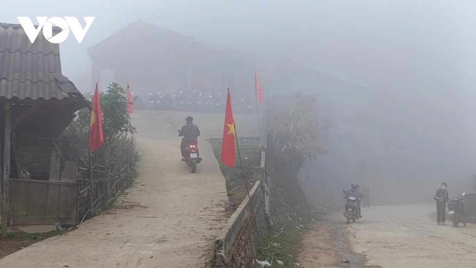 Sơn La: Trời rét kèm sương mù, cử tri Co Mạ nô nức đi bầu cử từ sớm Sơn La: Trời rét kèm sương mù, cử tri Co Mạ nô nức đi bầu cử từ sớm