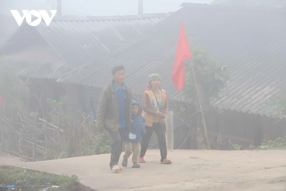 Sơn La: Trời rét kèm sương mù, cử tri Co Mạ nô nức đi bầu cử từ sớm Sơn La: Trời rét kèm sương mù, cử tri Co Mạ nô nức đi bầu cử từ sớm