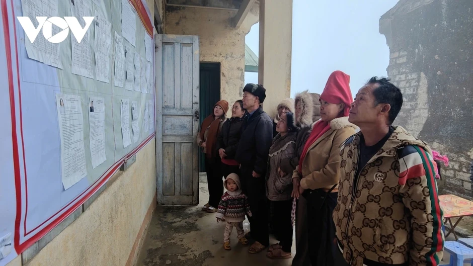 Sơn La: Trời rét kèm sương mù, cử tri Co Mạ nô nức đi bầu cử từ sớm Sơn La: Trời rét kèm sương mù, cử tri Co Mạ nô nức đi bầu cử từ sớm