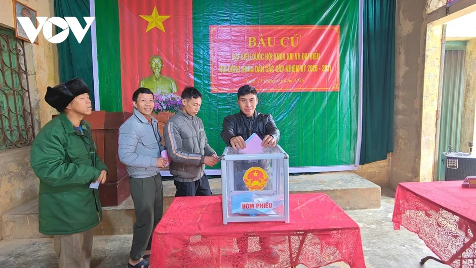Sơn La: Trời rét kèm sương mù, cử tri Co Mạ nô nức đi bầu cử từ sớm Sơn La: Trời rét kèm sương mù, cử tri Co Mạ nô nức đi bầu cử từ sớm