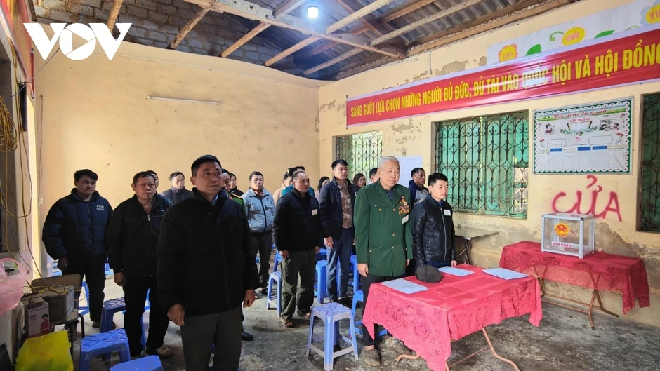Sơn La: Trời rét kèm sương mù, cử tri Co Mạ nô nức đi bầu cử từ sớm Sơn La: Trời rét kèm sương mù, cử tri Co Mạ nô nức đi bầu cử từ sớm