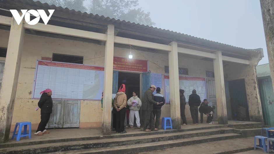 Sơn La: Trời rét kèm sương mù, cử tri Co Mạ nô nức đi bầu cử từ sớm Sơn La: Trời rét kèm sương mù, cử tri Co Mạ nô nức đi bầu cử từ sớm