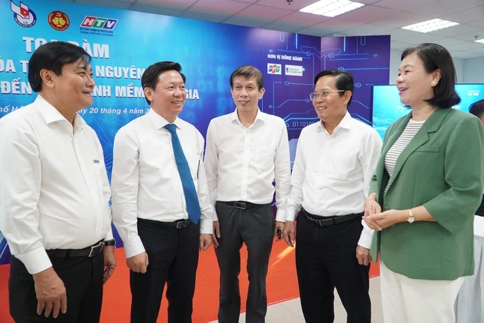 Tái định vị báo chí trong hệ sinh thái công nghiệp văn hóa Tái định vị báo chí trong hệ sinh thái công nghiệp văn hóa