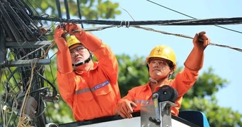 Tại sao hàng hóa khác dùng nhiều rẻ đi mà điện cứ dùng nhiều lại đắt hơn?