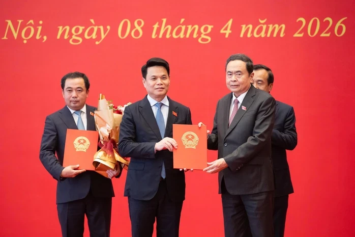 Tân Bí thư Thành ủy Trần Đức Thắng nhận thêm trọng trách tại TP Hà Nội Tân Bí thư Thành ủy Trần Đức Thắng nhận thêm trọng trách tại TP Hà Nội