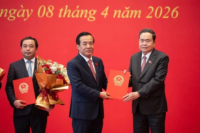 Tân Bí thư Thành ủy Trần Đức Thắng nhận thêm trọng trách tại TP Hà Nội Tân Bí thư Thành ủy Trần Đức Thắng nhận thêm trọng trách tại TP Hà Nội