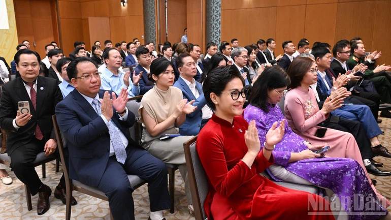 Tận dụng hiệu quả các động lực tăng trưởng mới, đóng góp tích cực vào tăng trưởng hai con số Tận dụng hiệu quả các động lực tăng trưởng mới, đóng góp tích cực vào tăng trưởng hai con số