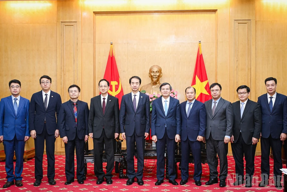 Tăng cường hợp tác nghiên cứu lý luận và bồi dưỡng cán bộ Việt Nam-Trung Quốc Tăng cường hợp tác nghiên cứu lý luận và bồi dưỡng cán bộ Việt Nam-Trung Quốc