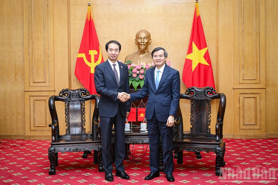Tăng cường hợp tác nghiên cứu lý luận và bồi dưỡng cán bộ Việt Nam-Trung Quốc Tăng cường hợp tác nghiên cứu lý luận và bồi dưỡng cán bộ Việt Nam-Trung Quốc