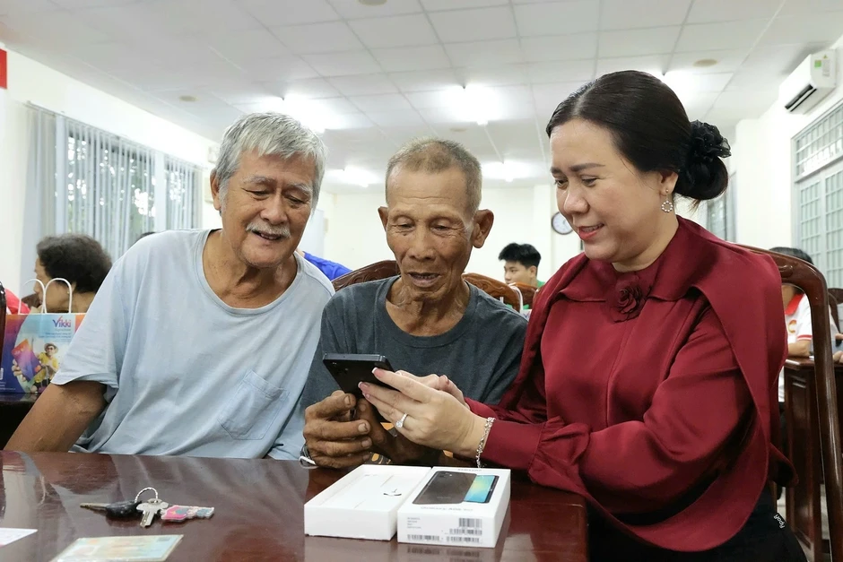 Tặng điện thoại thông minh cho 400.000 hộ nghèo, cận nghèo Tặng điện thoại thông minh cho 400.000 hộ nghèo, cận nghèo